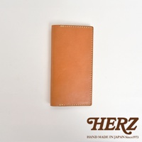 職人手作皮革旅行記事本書套，淺棕色皮革，車縫線明顯，簡約設計。