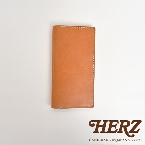 職人手作皮革旅行記事本書套，淺棕色皮革，車縫線明顯，簡約設計。