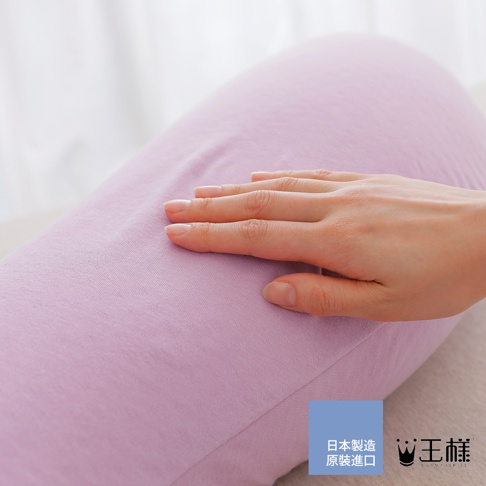 淺紫色兒童抱枕，觸感柔軟，材質為棉質，表面有細微織紋。