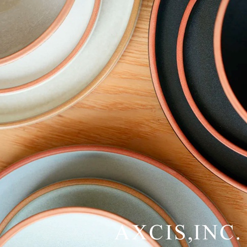 PURE 素燒百搭陶瓷主菜盤 M，展示了白色、淺灰色與黑色共三款顏色，盤緣皆帶有經典的赭紅色邊框，材質為陶瓷。