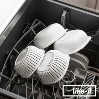 兩件白色簡約雙層蒸氣循環保鮮盒，其中兩件為圓形帶有條紋的濾網設計，另外兩件為較大的白色圓形碗狀，共同放置於洗碗機內。