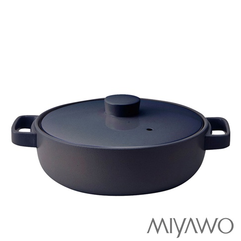 海軍藍耐溫差和風陶土湯鍋，帶有兩個手把和一個圓形鍋蓋，鍋蓋中央有一個圓形把手及透氣孔。