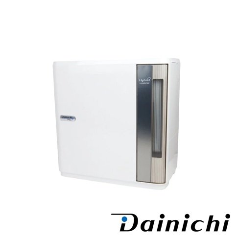 白色Dainichi空氣清淨保濕機，機身側面有「Dainichi Plus」標誌，前方中央嵌有銀色金屬飾條，上面印有「Hybrid HUMIDIFIER」字樣，並設有長形透明水位顯示窗。