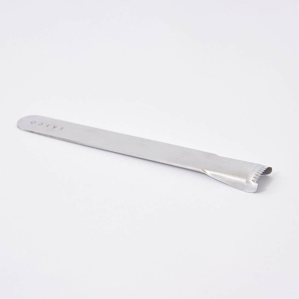 日製不鏽鋼玉米刨刀，銀色金屬材質，長條形設計，一端為帶有鋸齒狀刀刃的特殊結構，另一端為圓潤的握柄，上面印有「EAPCO」字樣。