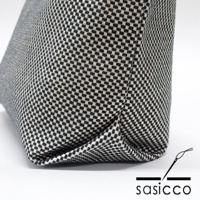 三河木綿刺子織經典托特包，以黑白色格紋刺子織布料製成，展現其獨特的織紋與質地。