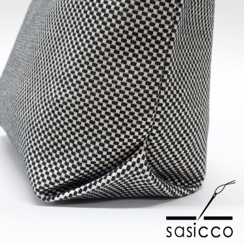 三河木綿刺子織經典托特包，以黑白色格紋刺子織布料製成，展現其獨特的織紋與質地。