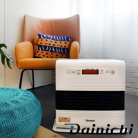 電子式煤油暖氣機，白色機身，面板上有操作按鈕、顯示螢幕及品牌Dainichi標誌，機體下方有黑色出風口。