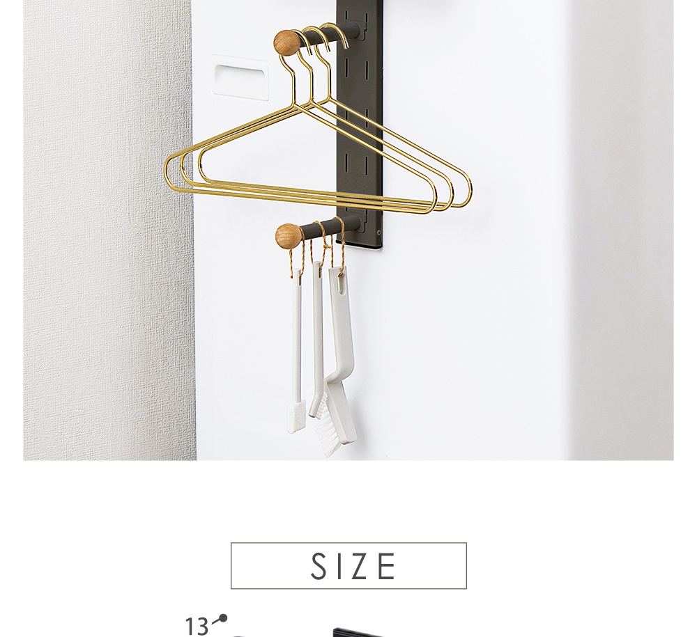 磁吸式洗衣機收納掛架 LHR-300，深灰色金屬掛架，配有木紋圓形頂端，懸掛著三支金色金屬衣架，以及兩個白色清潔刷。