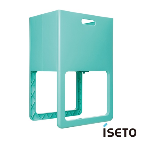 一個淺綠色的塑膠折疊高腳置物籃，兩側有方形開口，頂部有提把。