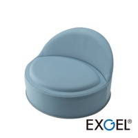 淺藍色 YUKA PUNI FIT 腰靠墊高圓坐墊，圓潤的造型，設有弧形靠背及厚實的圓形坐墊，表面材質為布料。