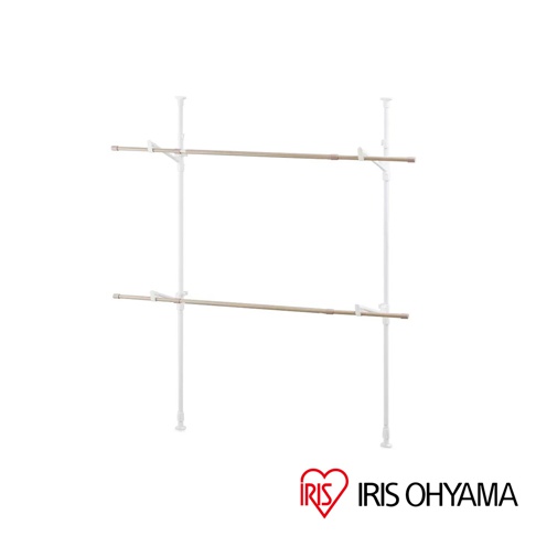 白色頂天立地曬衣架，兩根可調節高度的垂直桿，中間橫跨兩根木紋色曬衣桿，由白色夾扣固定。