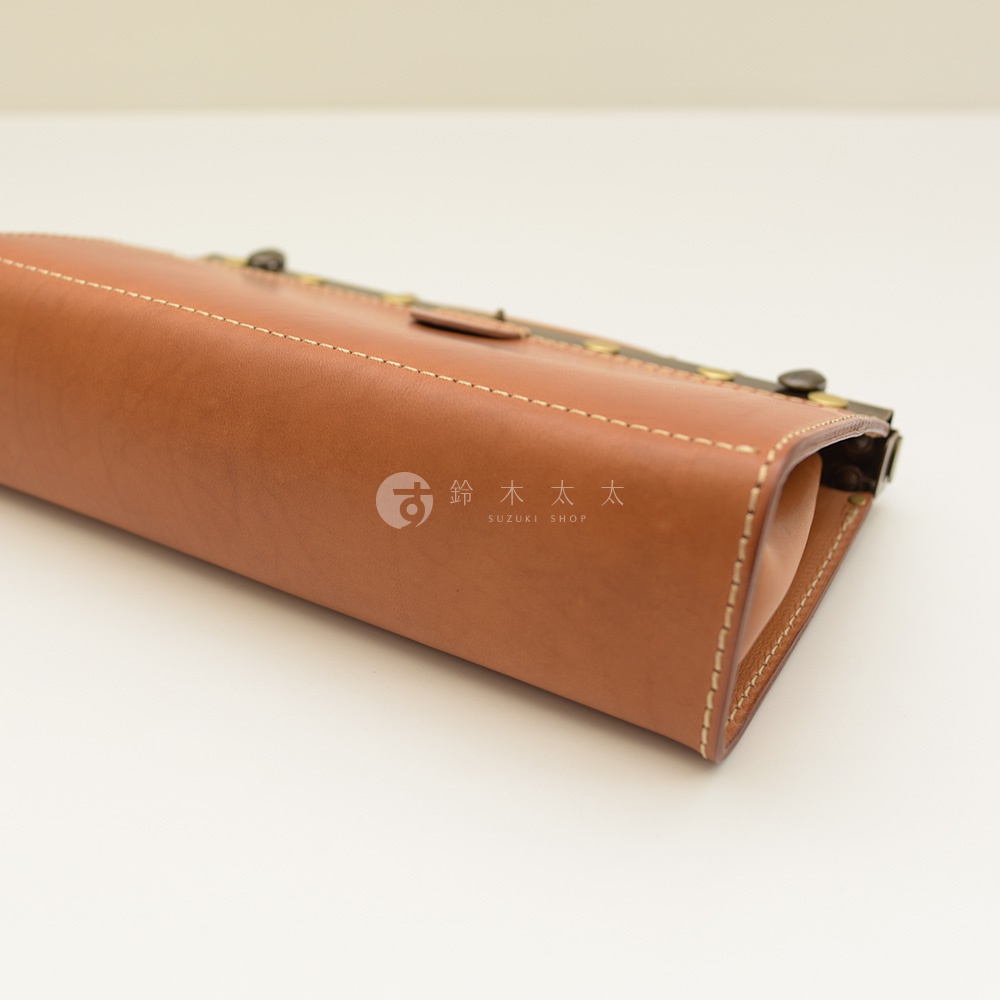 職人手作皮革復古口金兩用手提包，採用棕色皮革製成，搭配米色縫線和復古風格金屬口金，包身線條簡潔，質感細膩。