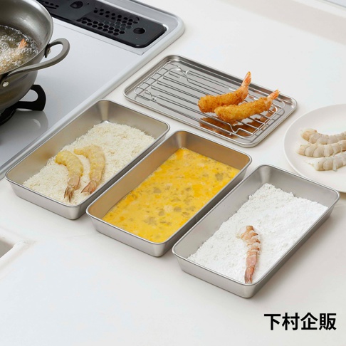 不鏽鋼製的調理盒，內有麵包粉、蛋液和麵粉，以及裹好粉的炸蝦。