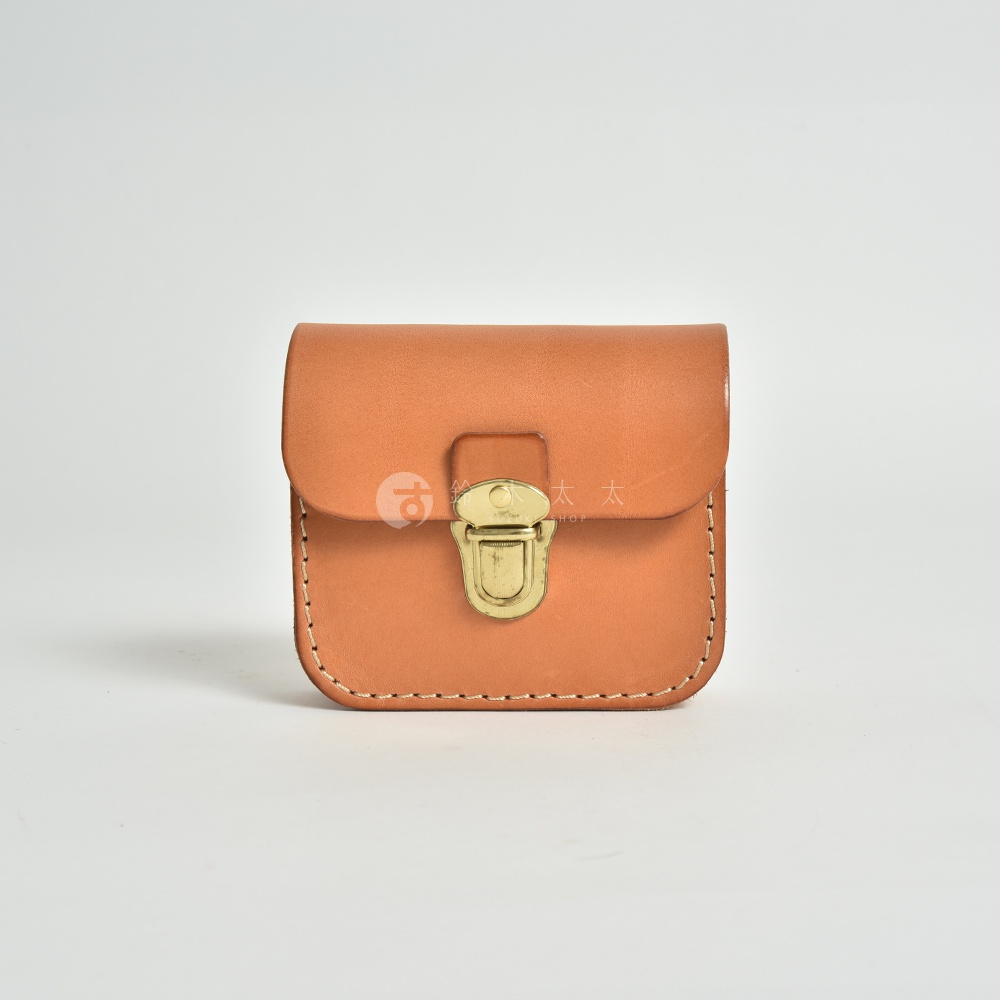 職人手作皮革經典腰包，淺棕色調，採用天然皮革材質，設有金色金屬鎖扣，縫線整齊。