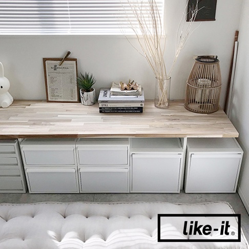 like-it 品牌可堆疊抽屜式收納箱，搭配簡約木紋桌面，下方擺放白色抽屜櫃，整體風格清新自然