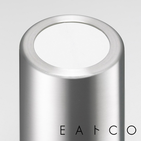 日製不鏽鋼筷桶，圓形頂部設計，表面拉絲處理，呈現銀灰色金屬質感，底部有黑色品牌標誌。