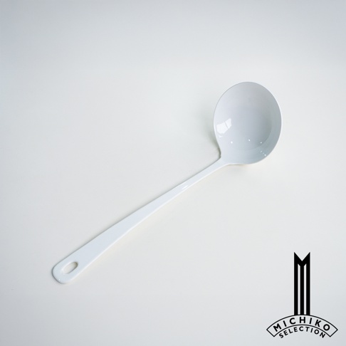 自在道具 琺瑯調理湯勺-深型，白色的湯勺，帶有掛孔，下方有Michiko Selection的Logo。