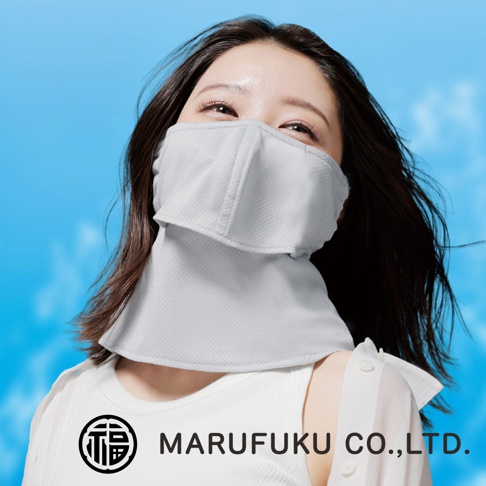 一位女性配戴著 MARUFUKU 丸福纖維的 YAKENU 淺灰色透氣防曬面罩，該面罩設計覆蓋鼻部至頸部區域，呈現出適合戶外活動的防護造型，背景為清爽的藍天。