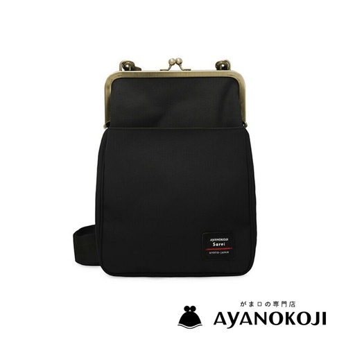 黑色的 AYANOKOJI Sarei 機能布直式口金斜背包，配有古銅色金屬口金，背包正面有品牌標誌。