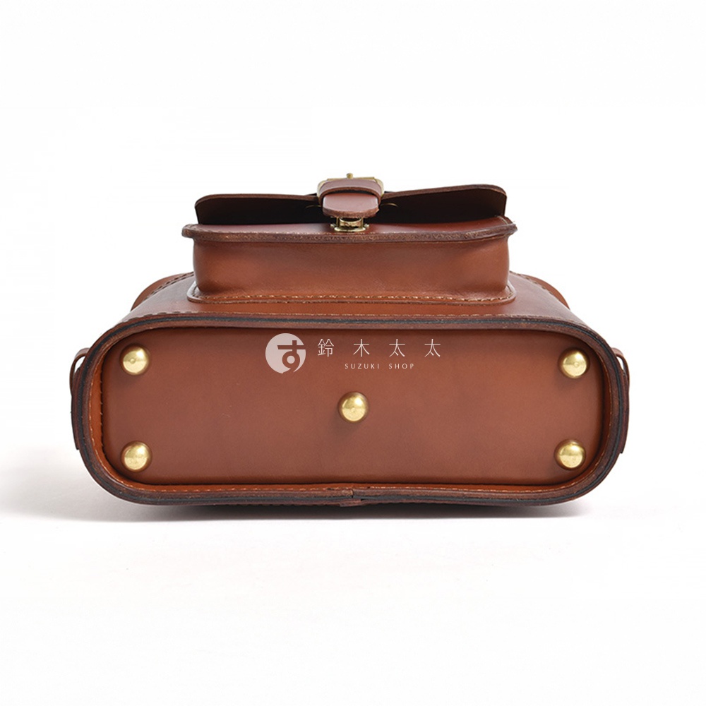 日本HERZ職人手作皮革厚實相機包N-8，棕色皮革材質，金屬圓釘裝飾，整體風格復古。