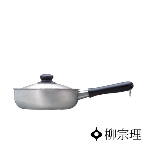 霧面不鏽鋼單手鍋，配有黑色圓形鍋蓋把手和黑色防滑手柄，鍋柄末端有掛鉤。