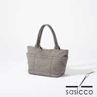 三河木綿刺子織手提托特包，淺灰色與白色細小格紋圖案，織紋清晰，配有同色系提把。包身外部有數個平整的口袋設計，整體造型簡約實用。