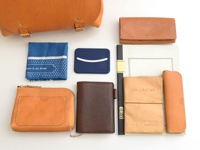 職人手作皮革雙扣兩用側背包 (CW-137) S，以天然皮革製成，呈現溫潤的棕褐色澤，並配有精緻的縫線細節。包款上方設有雙扣設計，整體風格簡約實用。