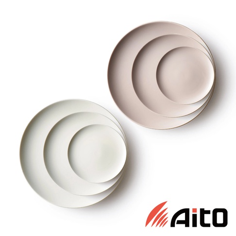 Aito 品牌 logo 下方擺放著兩組同心圓的盤子，左邊的盤子為白色，右邊的盤子為淡粉色，整體呈現簡約設計風格。