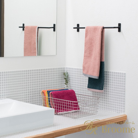 今治KAKUTERU純棉毛巾，採用玩轉色塊設計，呈現粉紅色與深綠色拼接，另一款為粉紅色，質感柔軟。