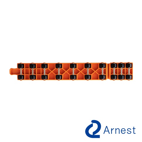 長型橙色迷你家具起重器，由塑膠製成，具有多個黑色滾輪，設計用於輔助搬運重物。