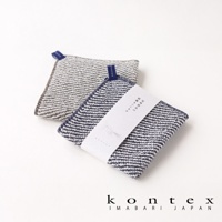 兩塊質感波浪鬆餅紋方巾，一塊為灰白色，另一塊為藍白色，均帶有品牌標籤。