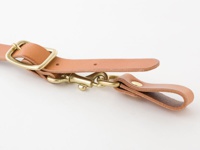 職人手作皮革背包用胸前扣帶，寬3cm，天然棕色皮革，搭配黃銅釦具，包含方形調節環、鉤扣及皮革固定環。