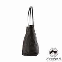 JETTER 大容量肩背托特包 CJTE-025，黑色皮革材質，側面視角，展現包款的線條與質感，配有長提把，適合肩背。