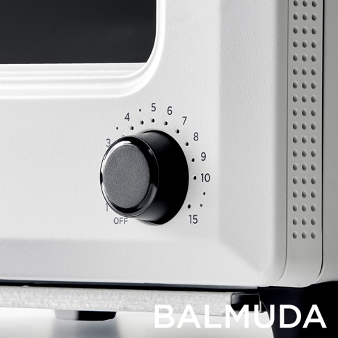 ReBaker 烤麵包機的白色機身，設有黑色的旋鈕式定時器，刻有數字 1 至 15 及 OFF，以及機身右側的散熱孔。