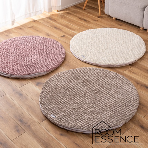 三款涼感夾心包覆圓墊，分別為柔粉、米白與卡其色，皆為圓形，表面有細緻的網格紋理，邊緣為白色包邊。