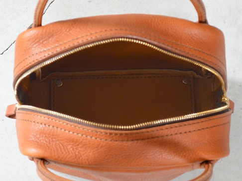 職人手作皮革Organ方形托特包 (G-47) M，採用棕褐色皮革製成，頂部拉鍊打開，露出內部空間，內有隔層，整體呈現經典方形設計。