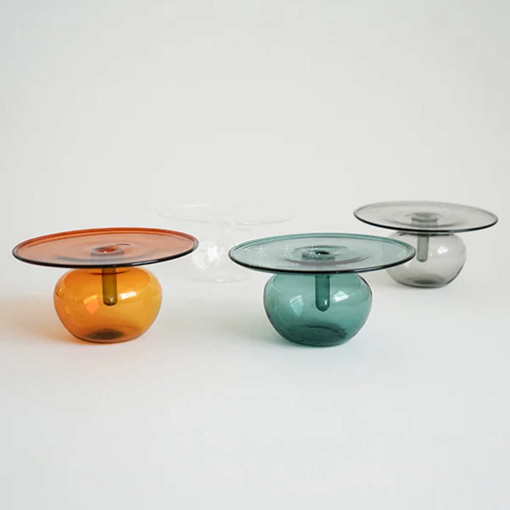 AXCIS Lua 多功能線香玻璃花器，展示了三種不同顏色的玻璃花器，分別為橘色、綠色和灰色，擺放在白色背景前。