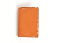 職人手作皮革卡片收納夾 (KC-38) N，採用棕褐色皮革製作，邊緣有清晰的縫線，整體設計簡潔，適合收納卡片。