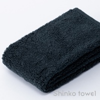 Landwell Hotel 泉州精繡長纖匹馬棉毛巾，深藍色，質地柔軟，毛圈蓬鬆，呈現細緻的織紋。