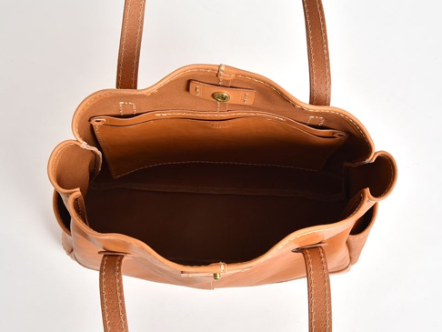 職人手作皮革直式肩背托特包，淺棕色，展示內部結構，包含一個開放式隔層和兩個內袋，皮革材質，縫線清晰。