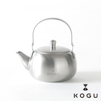 日製18-8不鏽鋼急須茶壺，圓潤壺身，配有提把、壺蓋及出水口，表面銀色拋光，印有KOGU品牌標誌。
