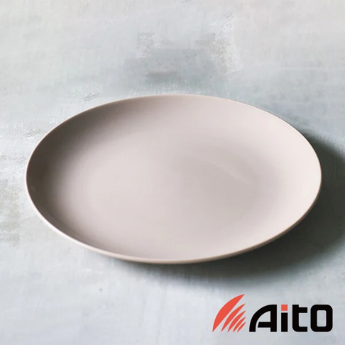 CouLeur 美濃燒簡約素雅質感圓餐盤 L，為淺灰褐色，無圖案，材質為陶瓷，底部有 Aito 品牌標誌。