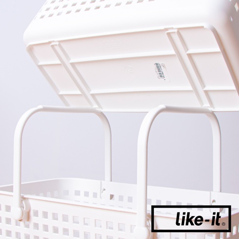 白色塑膠製的夾縫疊疊洗衣提籃，有兩個U型提把，頂部為鏤空設計的提籃蓋，下方為另一個類似的洗衣提籃，兩者皆由白色塑膠製成。