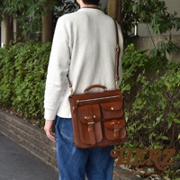 職人手作皮革三口袋三用後背包，採用棕色皮革製成，設有雙層前袋，搭配黃銅釦和拉鍊，可手提、側背或後背。