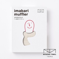 今治匹馬棉經典圍巾，淺米色，織有細緻紋理，透過挖空的紙盒展示，紙盒上有簡約的紅色線條勾勒的臉部圖案及品牌標誌。