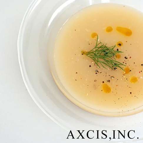 lykke 清透玻璃深型點心碗，裝有淺黃色湯品，上面點綴著鮮綠的蒔蘿、黑胡椒粒和金黃的油滴。碗為透明玻璃材質，呈現簡約深型設計。