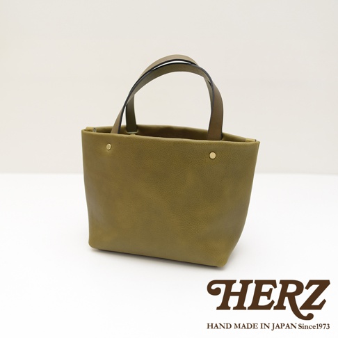 職人手作皮革4口袋極簡托特包 T-3，橄欖綠，採用柔軟皮革製成，設計簡約，配有兩個提把和兩個金屬铆釘裝飾。