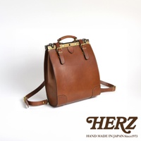 職人手作皮革復古口金後背包 P-7，以棕色皮革製成，設有金屬口金、皮帶扣和可調節的肩帶。