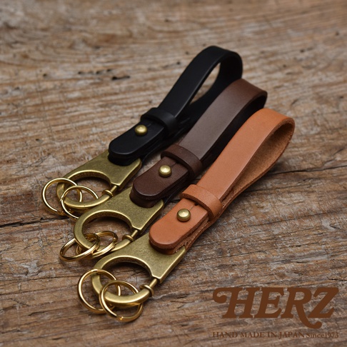 職人手作皮革Organ鑰匙圈，共三色：黑色、深棕色、淺棕色。每個鑰匙圈皆由皮革製成，配有復古黃銅色金屬鉤環和兩個鑰匙圈。