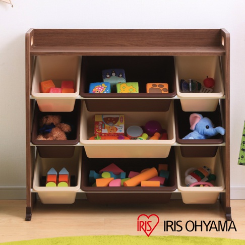 木質天板童心玩具收納架，深棕色木質框架，內有六個分隔收納盒，顏色為淺米色和深棕色，收納盒內裝有各種兒童玩具，如積木、絨毛玩具、球類等。